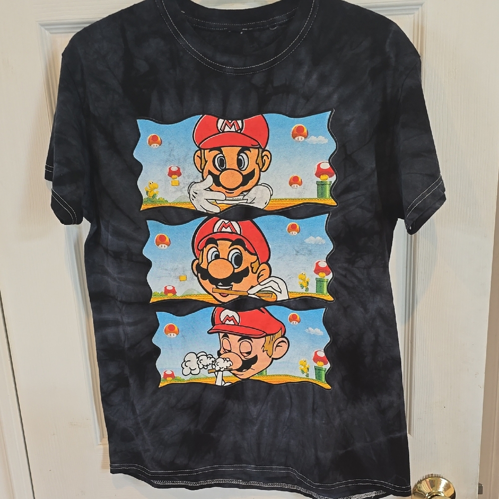 Super Mario Graphic Tee! Excellent Condition